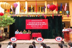 Lễ kí cam kết an toàn giao thông và tặng mũ bảo hiểm cho học sinh lớp 1 năm học 2019-2020