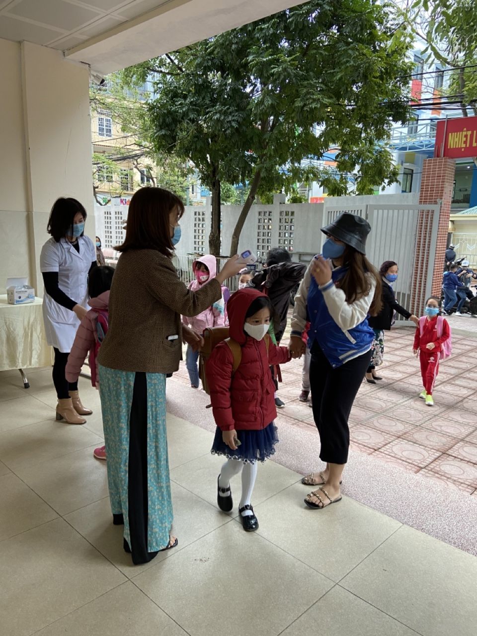 Niềm vui của các con học sinh trường TH Hoàng Hoa Thám khi được trở lại trường sau một kỳ nghỉ tết dài để phòng chống dịch covid19