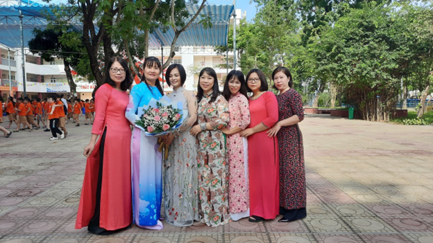 Cô và trò khối 4 trường Tiểu học Hoàng Hoa Thám tưng bừng chào mừng kỉ niệm 40 năm ngày Nhà giáo Việt Nam