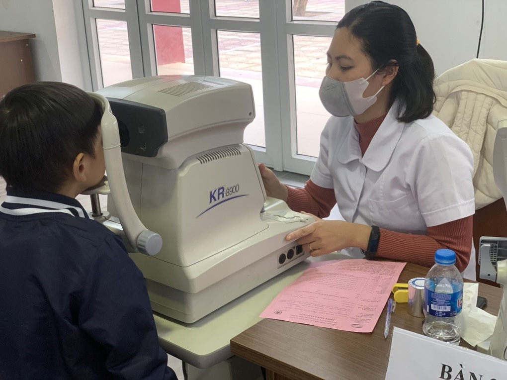 Kết hợp với hệ thống bệnh viện mắt Hitec, trường Tiểu học Hoàng Hoa Thám tổ chức khám sàng lọc tật khúc xạ cho học sinh toàn trường.