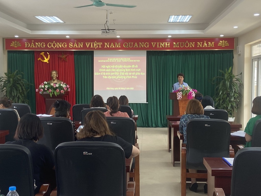 Cán bộ, giáo viên trường Tiểu học Hoàng Hoa Thám tham gia Hội nghị tuyên truyền về chính sách dân số trong tình hình mới