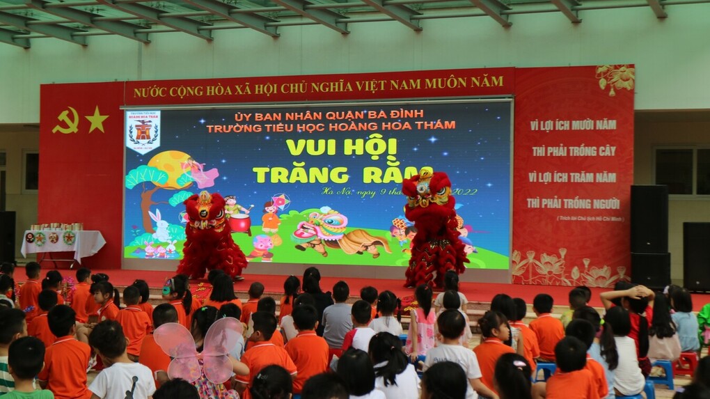 Học sinh khối 3 trường Tiểu học Hoàng Hoa Thám tưng bừng đón Tết Trung thu