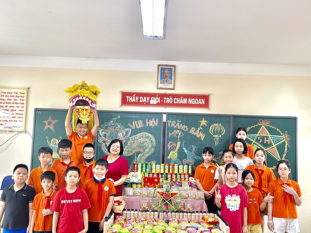 Cô và trò khối 5 Tiểu học Hoàng Hoa Thám vui Tết Trung thu 2022