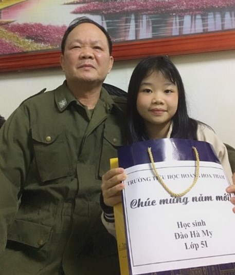 Thăm, chúc Tết gia đình chính sách, học sinh có hoàn cảnh đặc biệt trong nhà trường.