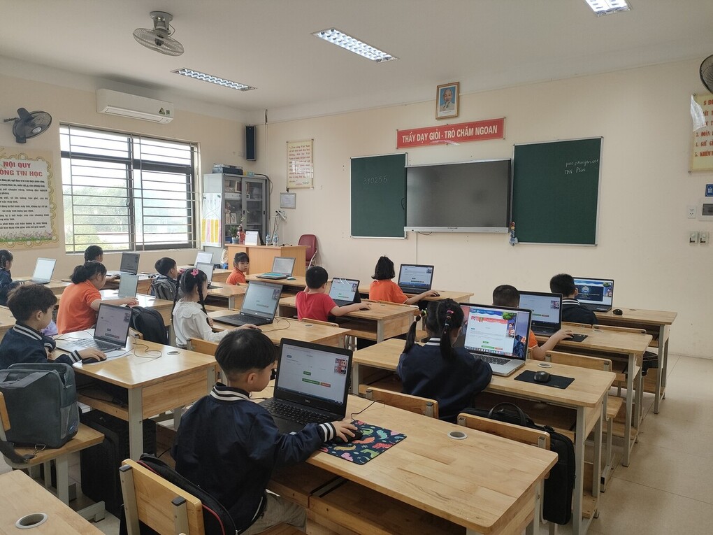 Học sinh trường Tiểu học Hoàng Hoa Thám hào hứng tham gia tranh tài ở cuộc thi “Trạng nguyên Tiếng Việt” cấp quận năm học 2022 – 2023