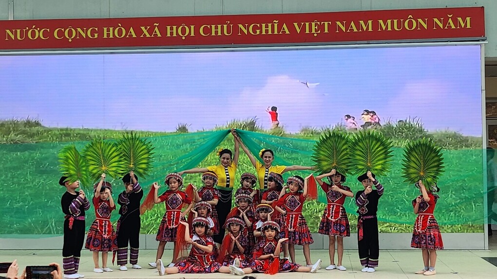 Trường tiểu học Hoàng Hoa Thám tổ chức kỷ niệm ngày quốc tế phụ nữ 8 – 3