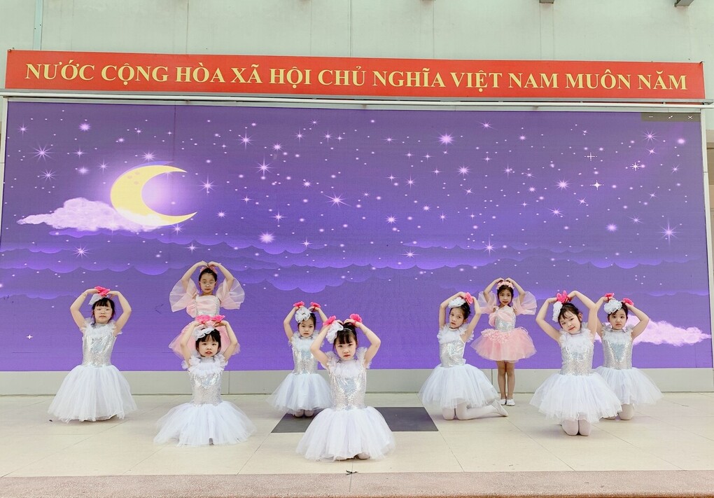 Hội thi văn nghệ chào mừng ngày Quốc tế phụ nữ mùng 8 tháng 3 của Khối 1 trường Tiểu học Hoàng Hoa Thám