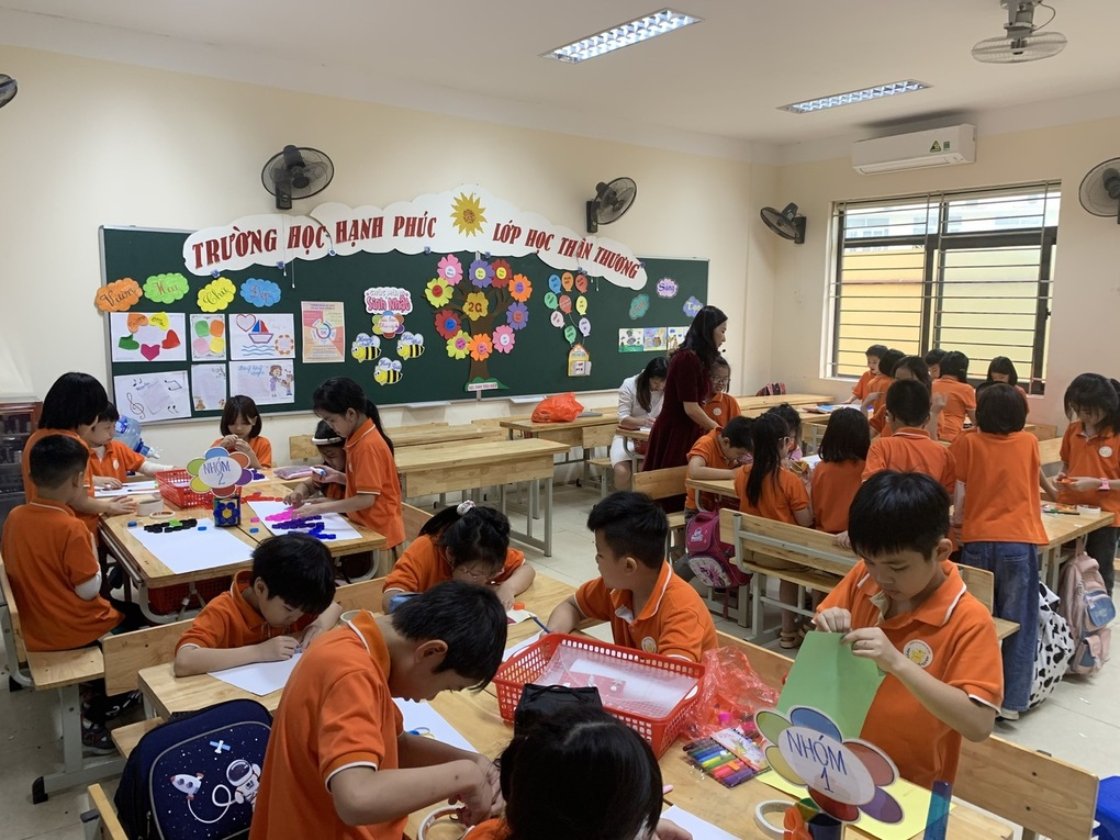 Học sinh lớp 2G hào hứng với tiết Kĩ năng sống với chủ đề: “Sáng tạo từ nắp chai”