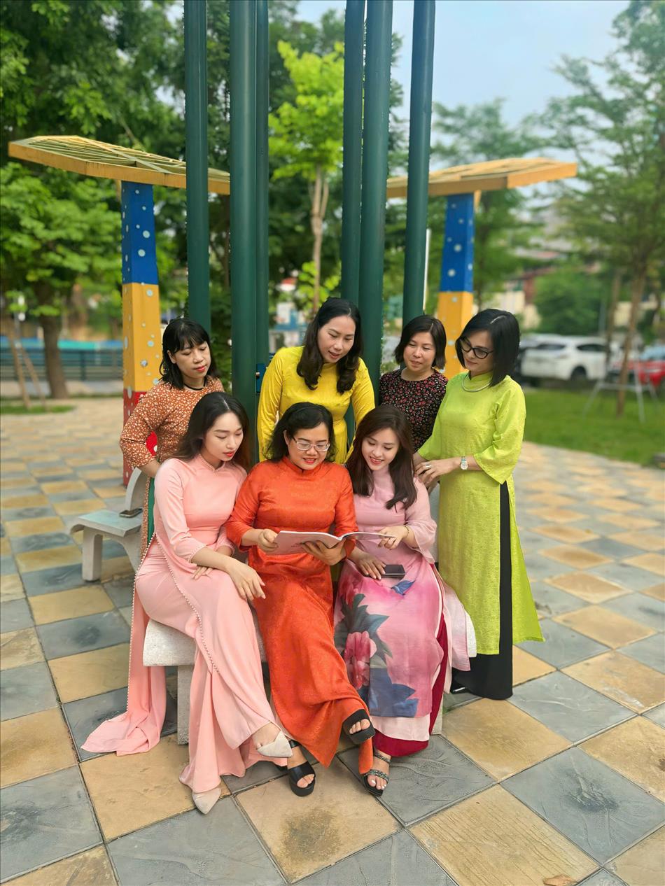 Trường Tiểu học Hoàng Hoa Thám rực rỡ sắc màu hưởng ứng "Tháng Áo dài Hà Nội năm 2024"