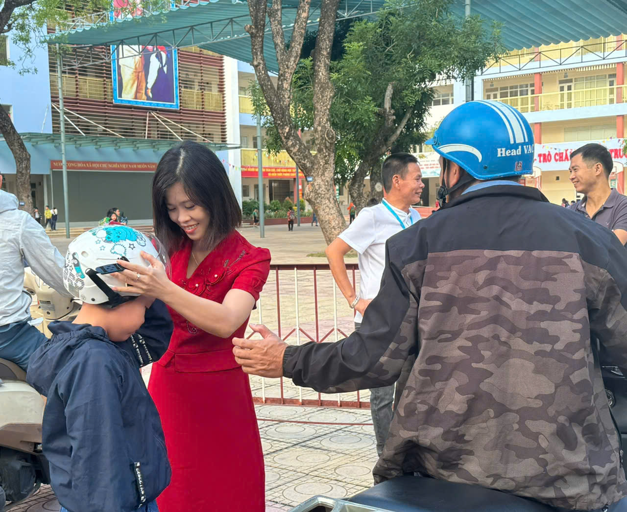Đội tự quản “Cổng trường an toàn giao thông” trường Tiểu học Hoàng Hoa Thám tang cường công tác vận động phụ huynh và học sinh chấp hành đúng luật lệ an toàn giao thông trước cổng trường.