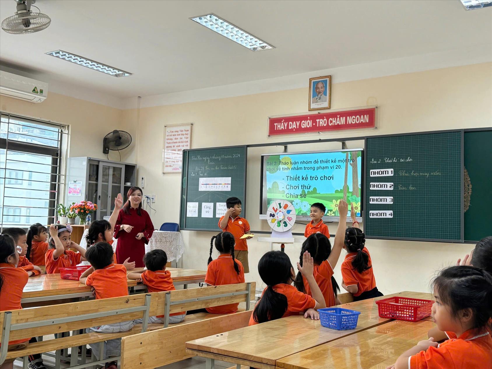 Tham gia hội thi giáo viên dạy giỏi cấp quận, cô giáo Phạm Thùy Dung đã thể hiện tiết dạy sáng tạo.