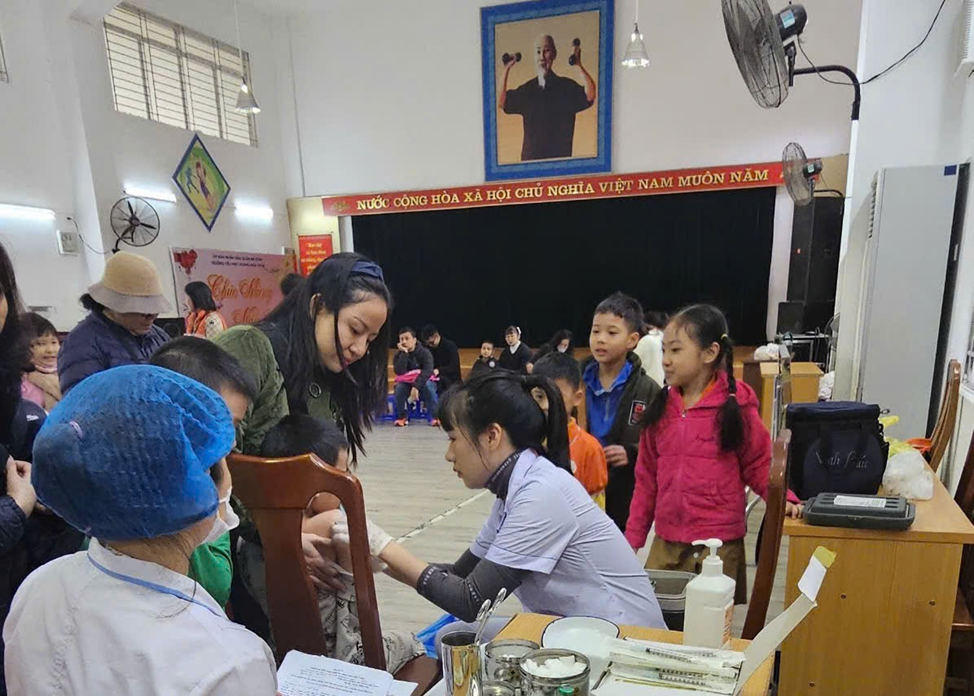 Tổ chức khám sức khỏe định kì cho học sinh trường Tiểu học Hoàng Hoa Thám năm học 2024-2025