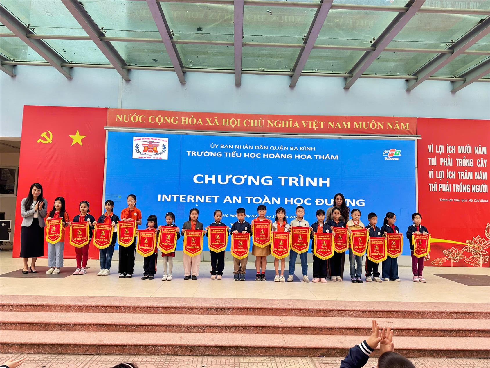 Sinh hoạt dưới cờ đầu tháng 12 với nội dung : Trang bị kiến thức an toàn internet học đường