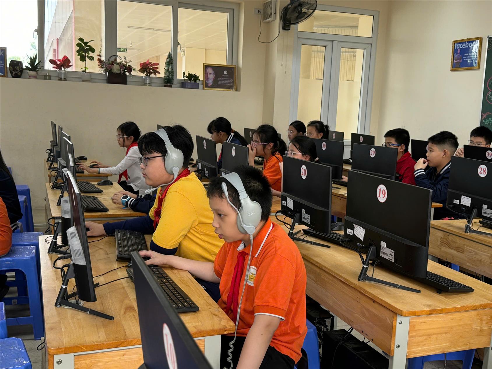 Học sinh khối 5 trường Tiểu học Hoàng Hoa Thám hào hứng tham gia cuộc thi “Trạng nguyên Tiếng Việt” cấp Trường năm học 2024 – 2025