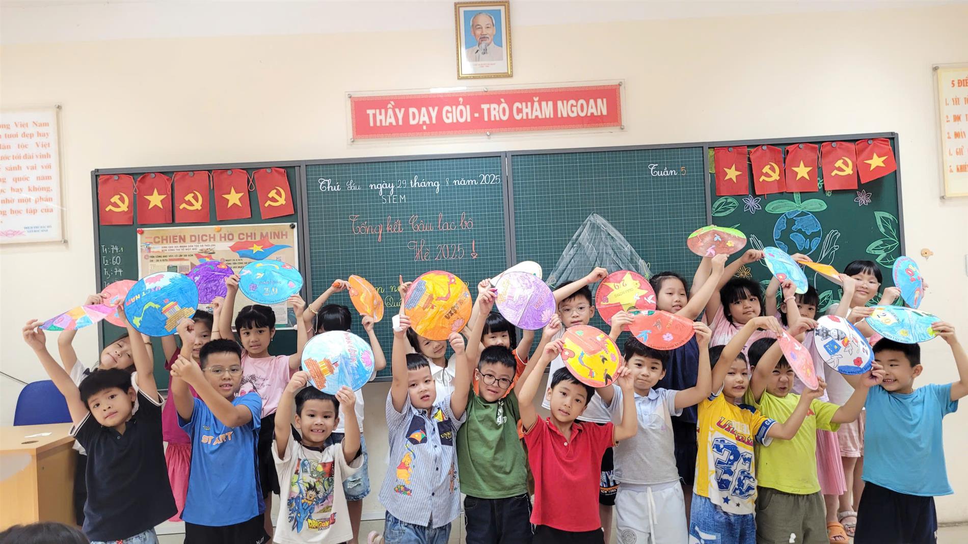 Mùa hè sôi động với câu lạc bộ hè đầy thú vị, bổ ích của học sinh khối lớp 2 trường Tiểu học Hoàng Hoa Thám.
