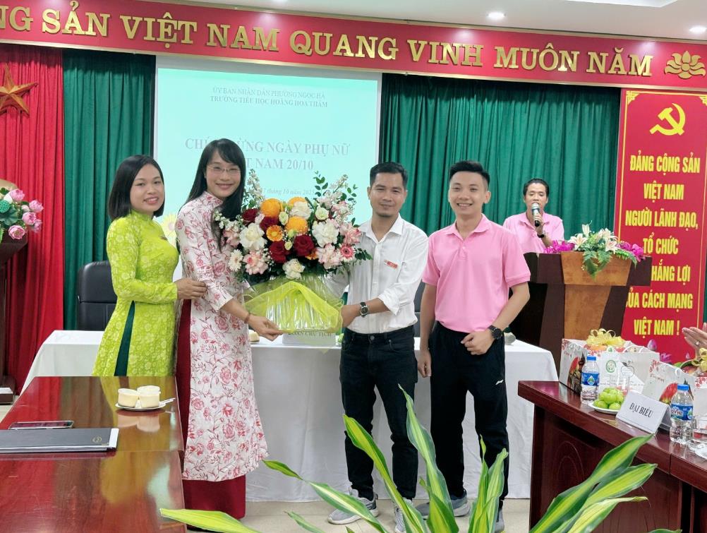 Trường Tiểu học Hoàng Hoa Thám tưng bừng tổ chức hoạt động kỷ niệm ngày phụ nữ Việt Nam 20/10 - Tôn vinh những đóa hoa tỏa hương giữa đời thường.