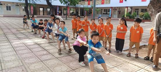 Sôi nổi, hào hứng tinh thần thể thao của các "chiến binh" Khối 1 trong hội thi Kéo co