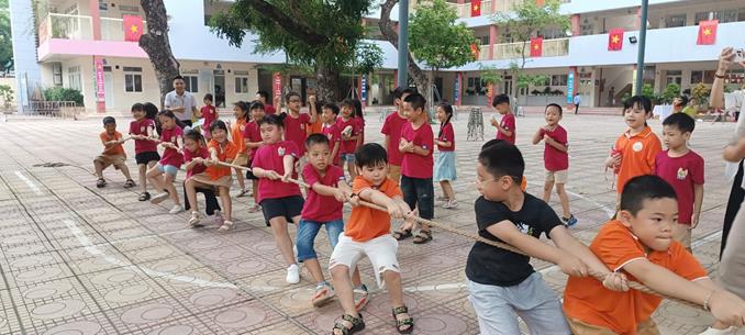 Tưng bừng hội thi kéo co Khối 2 trường Tiểu học Hoàng Hoa Thám - Hưởng ứng đại hội TDTT phường Ngọc Hà lần thứ nhất