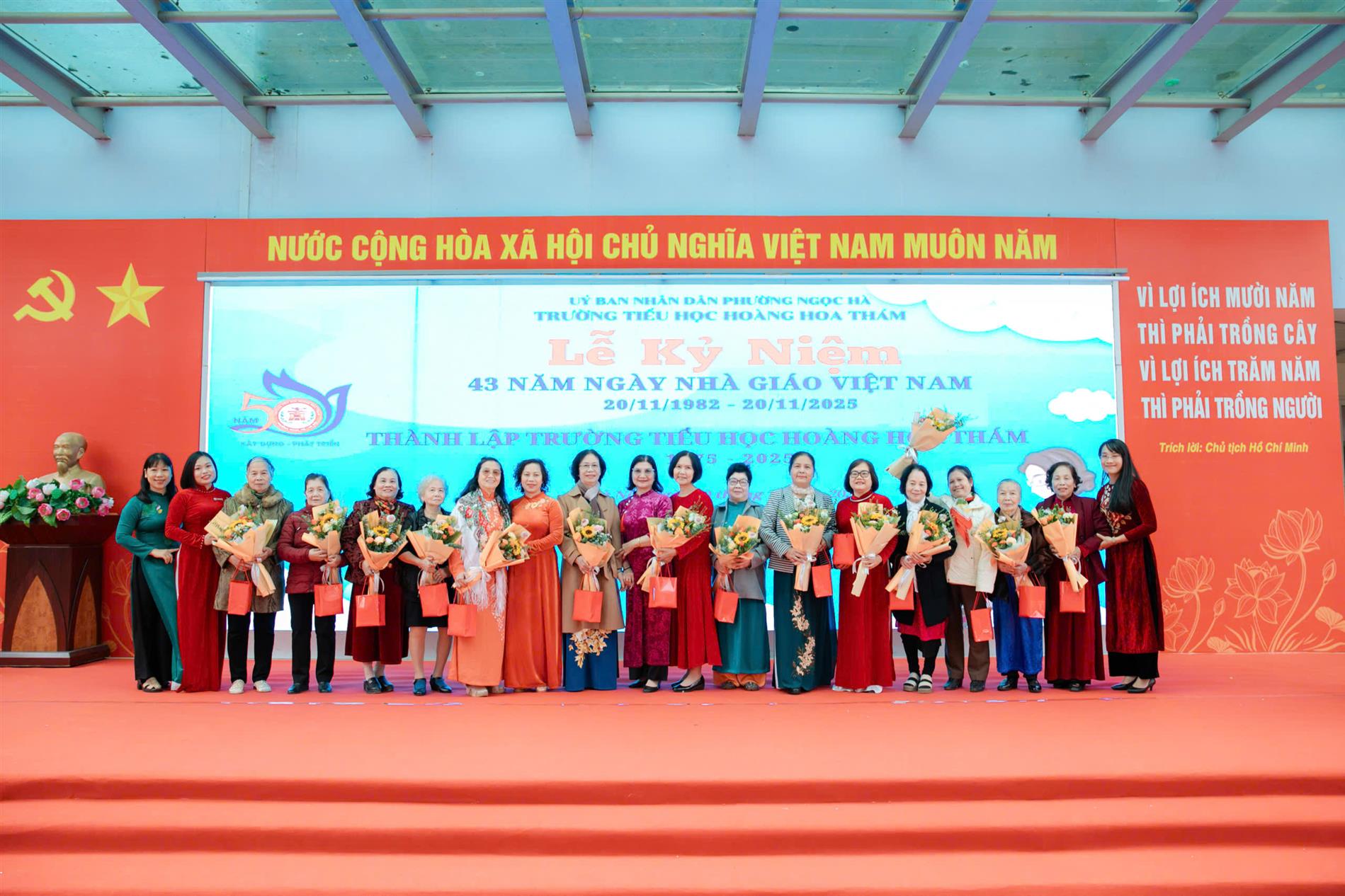 Ngày Nhà giáo Việt Nam 20/11/2025: Hân hoan chào đón những cựu giáo chức về trường Tiểu học Hoàng Hoa Thám.