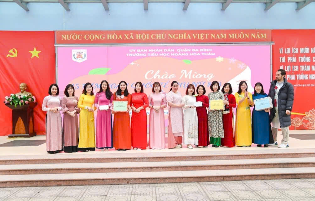 Giải thi đấu Kéo co Công đoàn viên Trường Tiểu học Hoàng Hoa Thám - Hoạt động chào mừng ngày Quốc tế phụ nữ 8/3