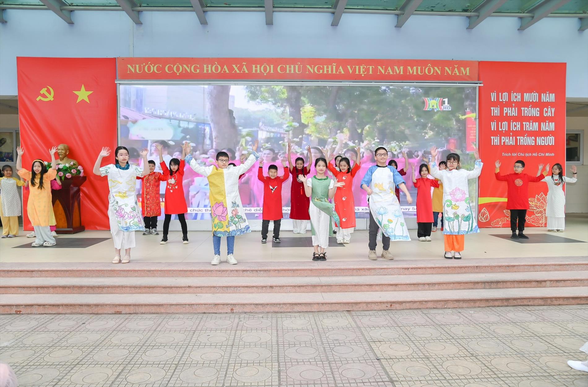 Học sinh Khối 5 Trường Tiểu học Hoàng Hoa Thám háo hức chào mừng ngày Quốc tế Phụ nữ 8-3