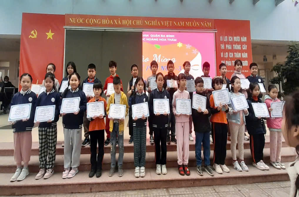 Học sinh Khối 3 nhận cơn mưa giải thưởng của cuộc thi  “Trạng Nguyên Tiếng Việt”- cấp Quận