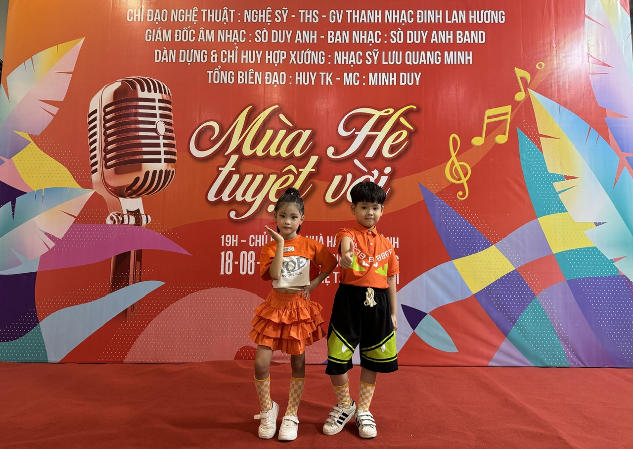 Hai ngôi sao sáng của tập thể lớp 1A trường Tiểu học Hoàng Hoa Thám