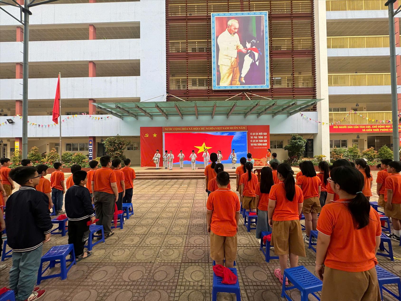 Liên đội trường Tiểu học Hoàng Hoa Thám tổ chức Lễ kết nạp Đội cho học sinh khối 4, 5.