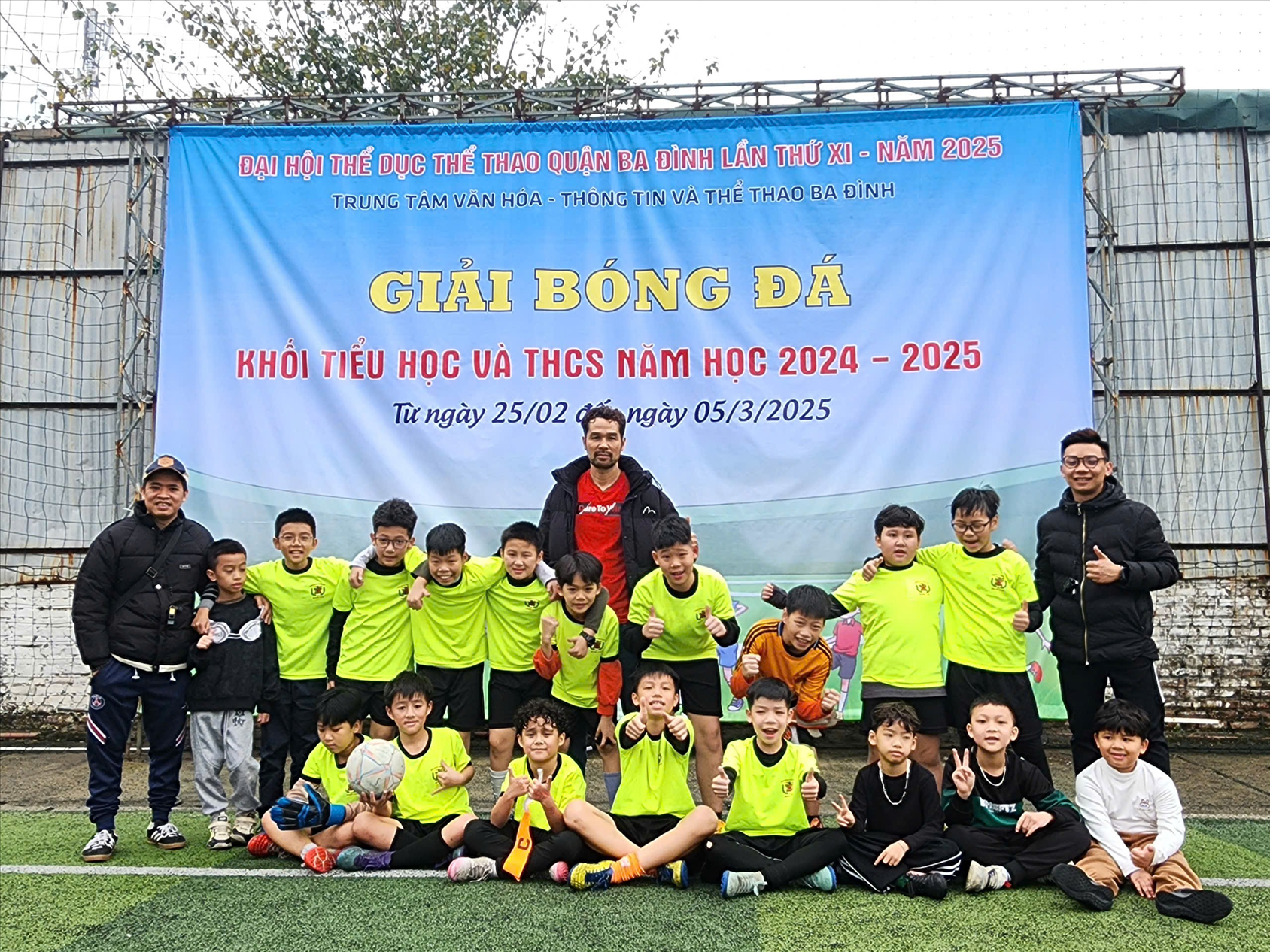 Trận tứ kết quyết liệt của các cầu thủ nhí trường Tiểu học Hoàng Hoa Thám