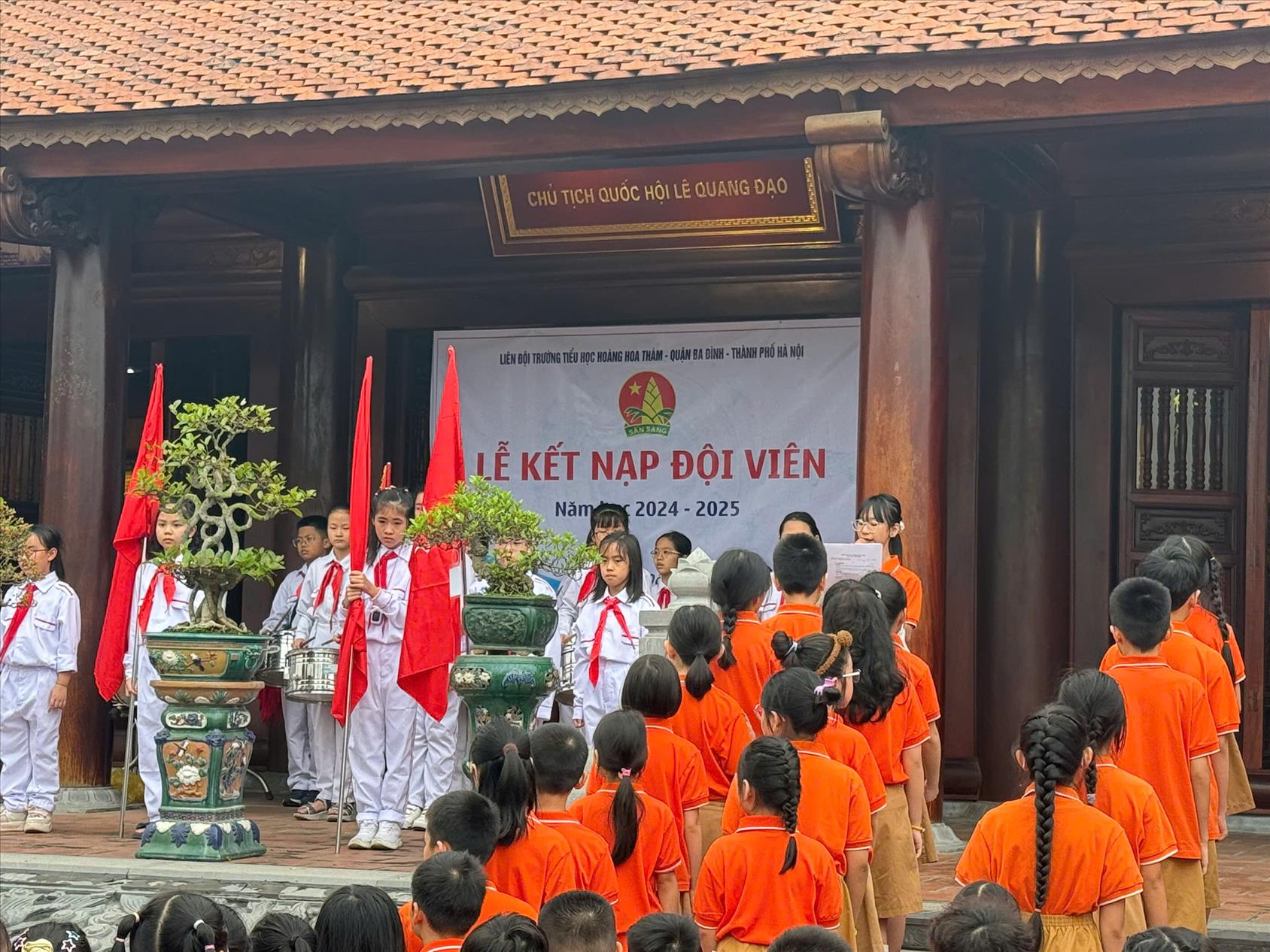 Khoảnh khắc đáng nhớ của 69 học sinh khối 3 chính thức trở thành Đội viên Đội Thiếu niên Tiền phong Hồ Chí Minh
