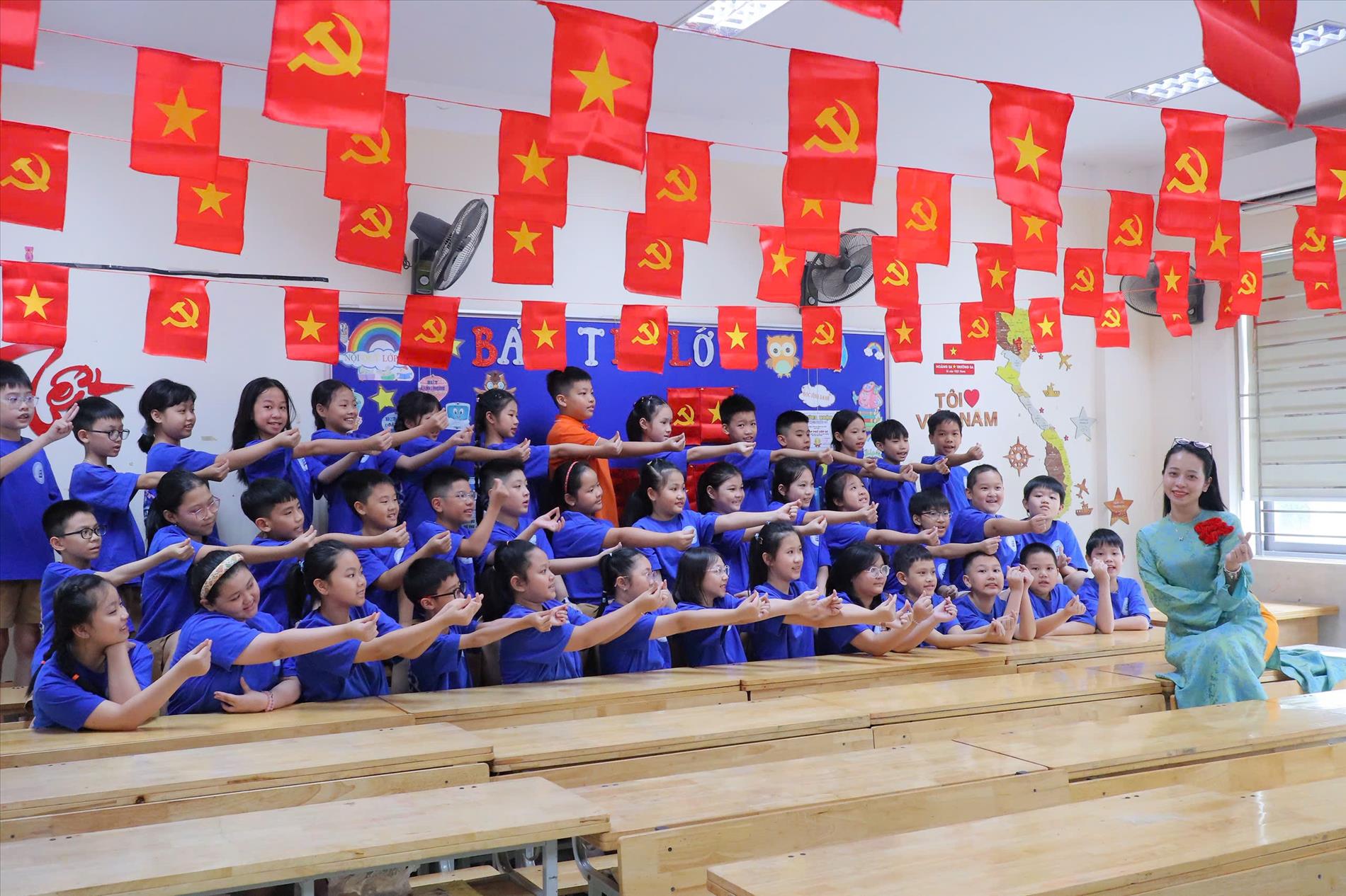 Nguyễn Thu Hoài – Cô giáo trẻ, tài năng, duyên dáng