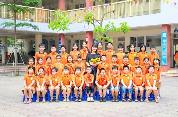 Tỏa sáng như đóa hoa: Cô giáo Nguyễn Thị Nhàn - Người gieo mầm tri thức và lòng nhân ái.