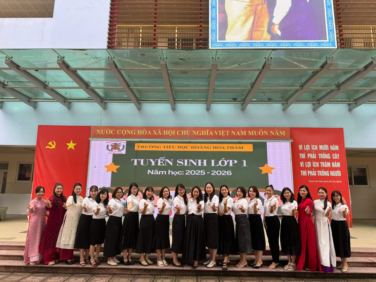 Trường Tiểu học Hoàng Hoa Thám tận tình hỗ trợ phụ huynh đăng ký tuyển sinh trực tuyến lớp 1 năm học 2025-2026