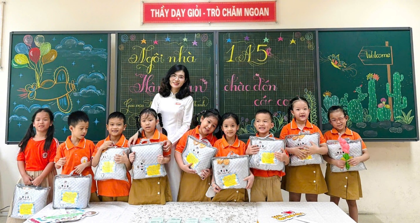 Niềm vui ngày đầu nhận lớp của các bạn nhỏ 1A5 – Trường Tiểu học Hoàng Hoa Thám