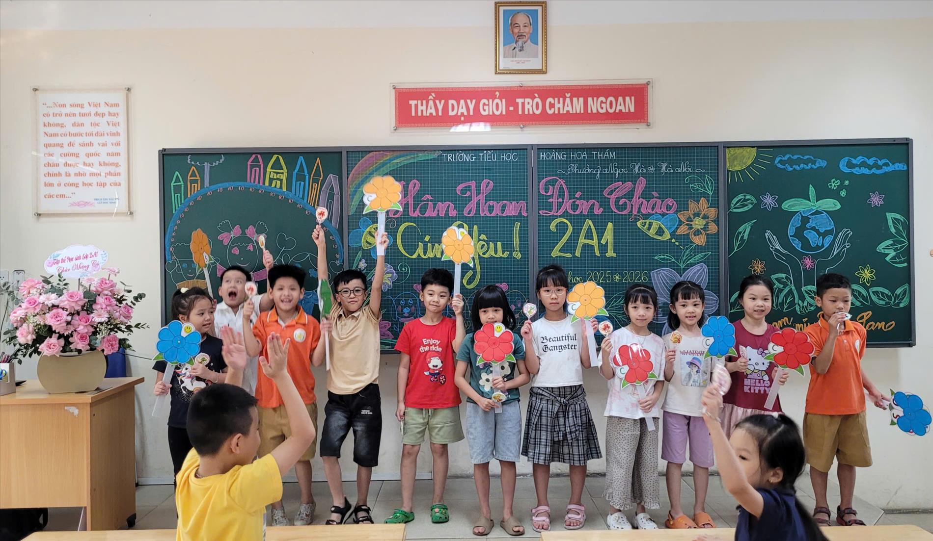 Đón chào học sinh khối lớp 2 - trường Tiểu học Hoàng Hoa Thám bằng các Câu lạc bộ khám phá của hành trình kiến tạo ước mơ.