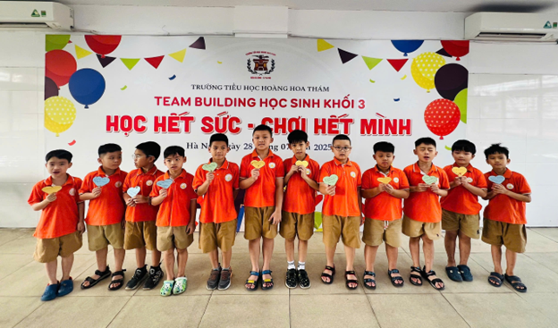 Hoạt động trải nghiệm “Chắp cánh ước mơ - vui bước tới trường” của học sinh khối 3 trường Tiểu học Hoàng Hoa Thám trong ngày đầu tham gia các hoạt động hè.