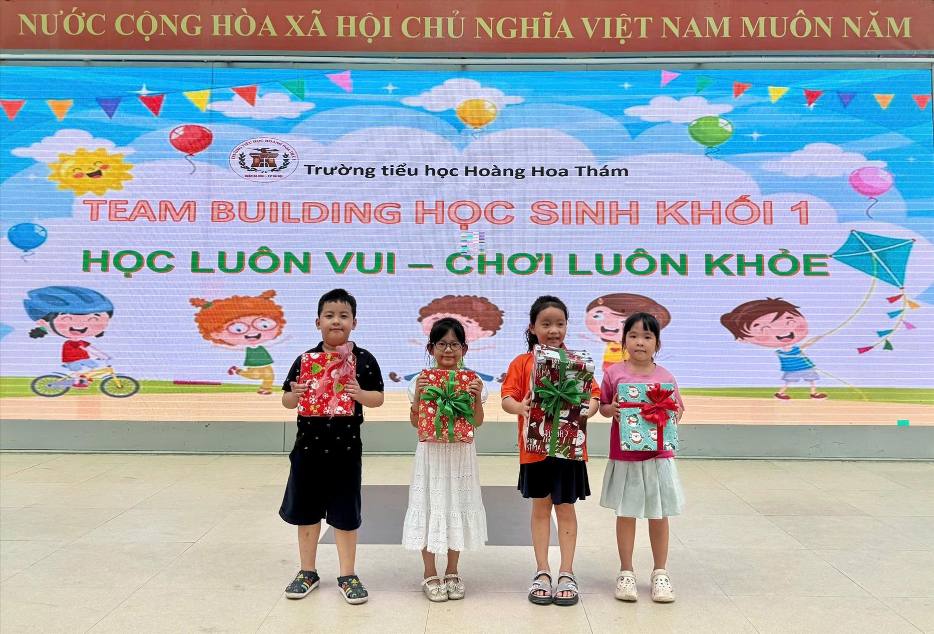 Học sinh Khối 1 trường Tiểu học Hoàng Hoa Thám háo hức tham gia các hoạt động Trải nghiệm sáng tạo Hè 2025