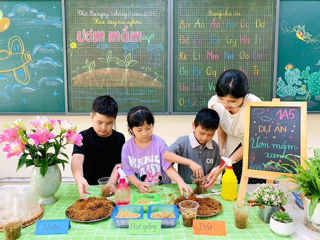 Ươm mầm xanh bài học đầu tiên của những người nông dân tí hon lớp 1 trường Tiểu học Hoàng Hoa Thám