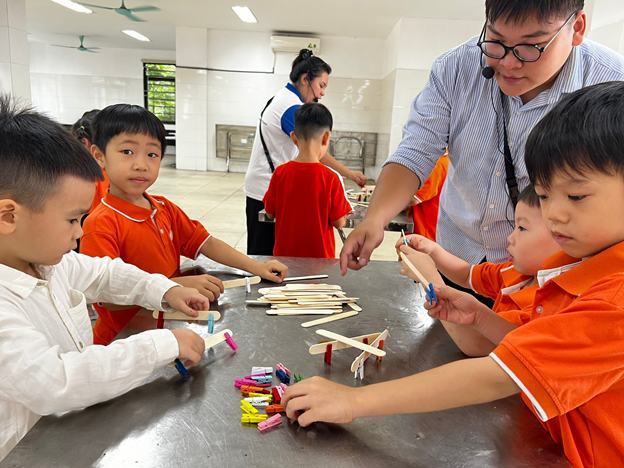 Khám phá thế giới qua STEM - nơi các nhà khoa học nhí lớp 1 say mê trải nghiệm
