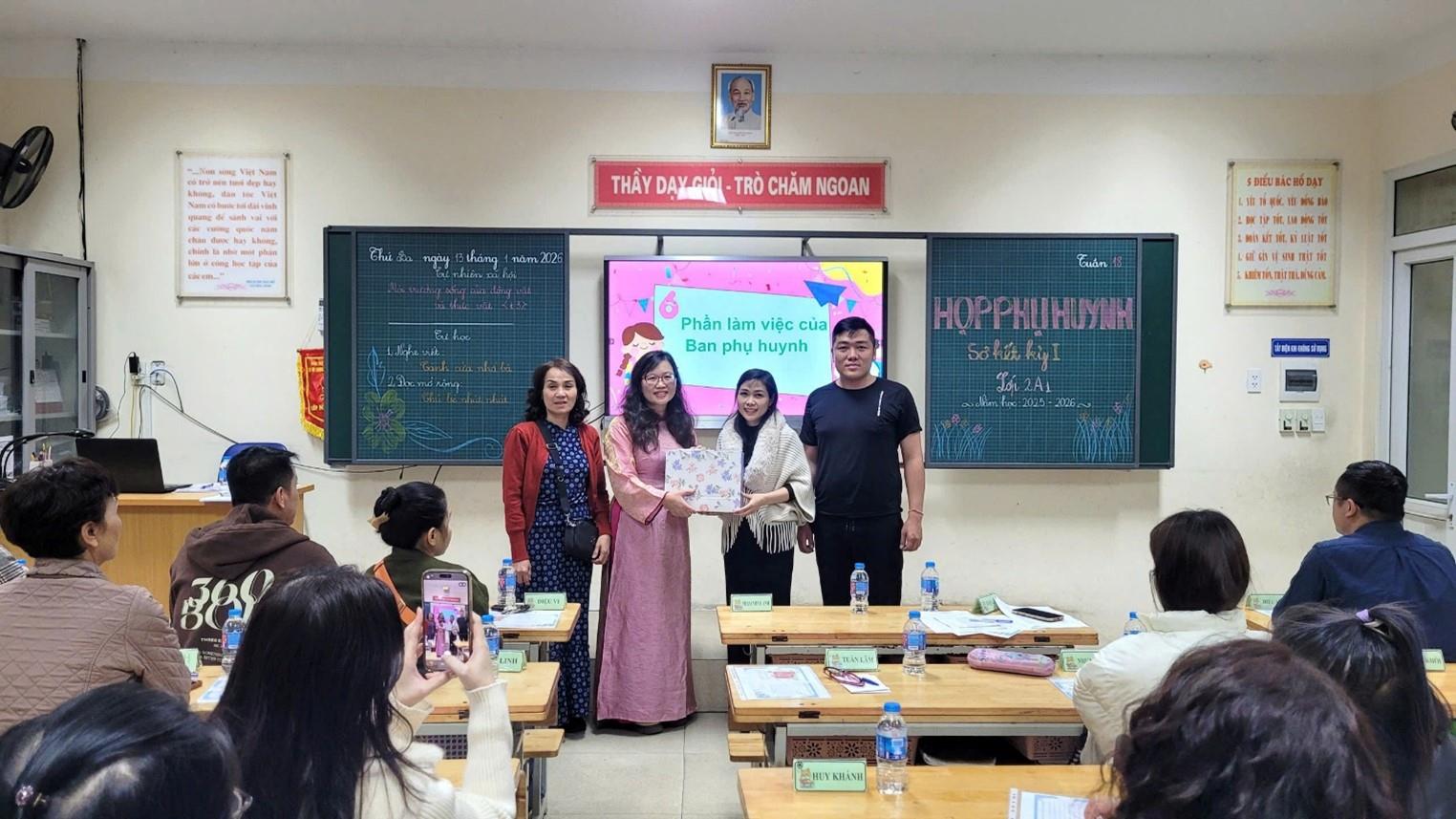 Buổi họp phụ huynh cuối học kì I của Khối 2 -  Đoàn kết - Yêu thương - Trách nhiệm