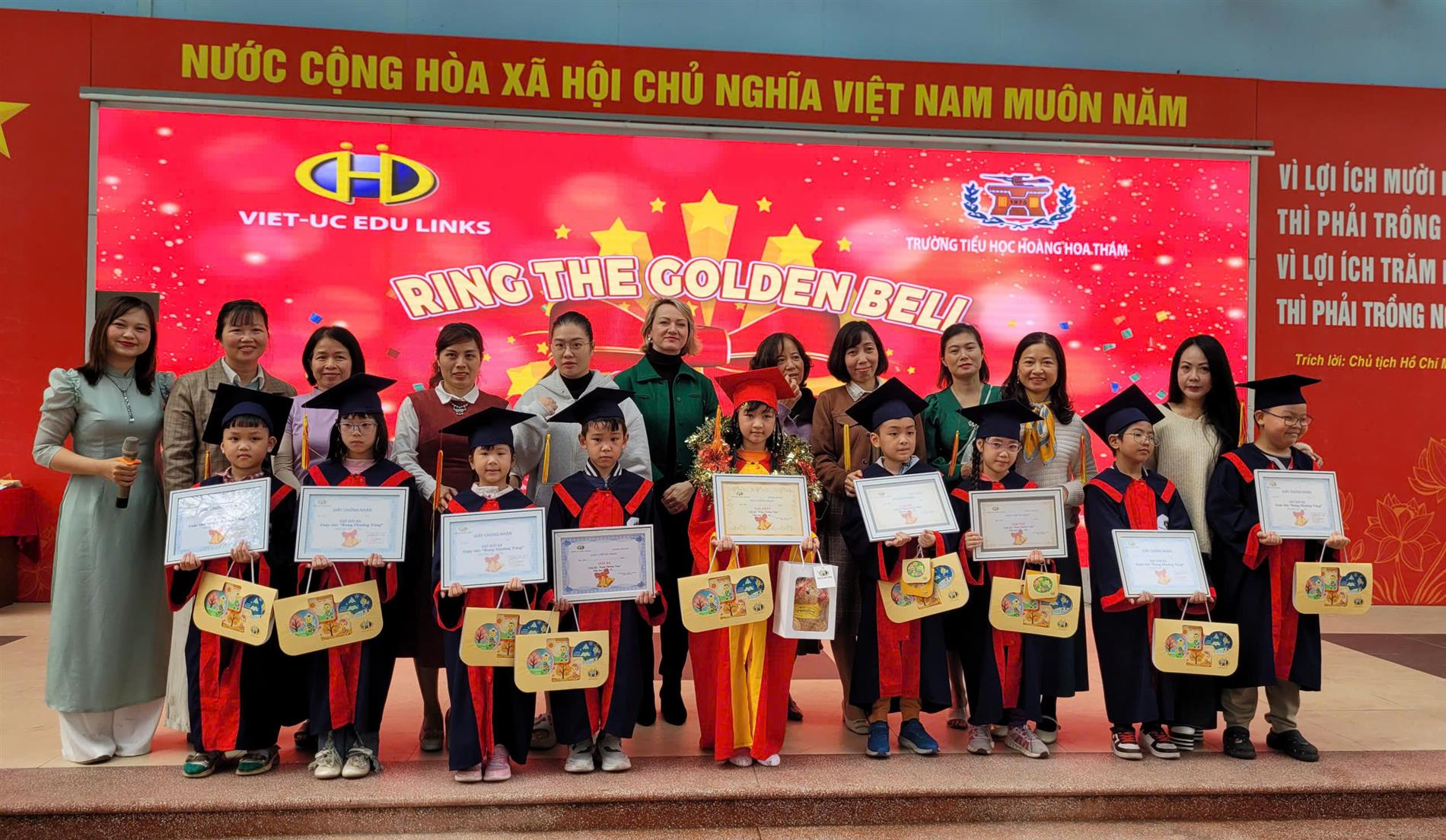 HỌC SINH KHỐI 2 TRƯỜNG TIỂU HỌC HOÀNG HOA THÁM SÔI NỔI THAM GIA SÂN CHƠI “RUNG CHUÔNG VÀNG TIẾNG ANH”