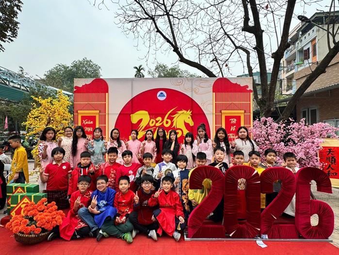 Học sinh Khối 5 trường Tiểu học Hoàng Hoa Thám rộn ràng tham gia “Lễ hội bánh chưng” – Gìn giữ nét đẹp truyền thống dân tộc