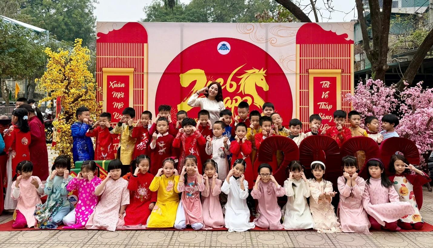 Rộn ràng không khí Tết Việt: Học sinh khối 1 háo hức tham gia Lễ hội bánh chưng và trò chơi dân gian tại trường Tiểu Học Hoàng Hoa Thám.