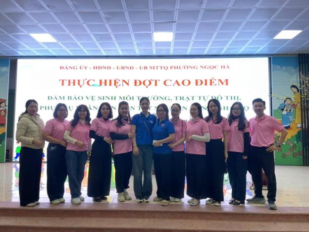 Chi đoàn trường Tiểu học Hoàng Hoa Thám tham gia tổng vệ sinh môi trường, đảm bảo trật tự đô thị phục vụ nhân dân đón Tết Nguyên đán Bính Ngọ 2026