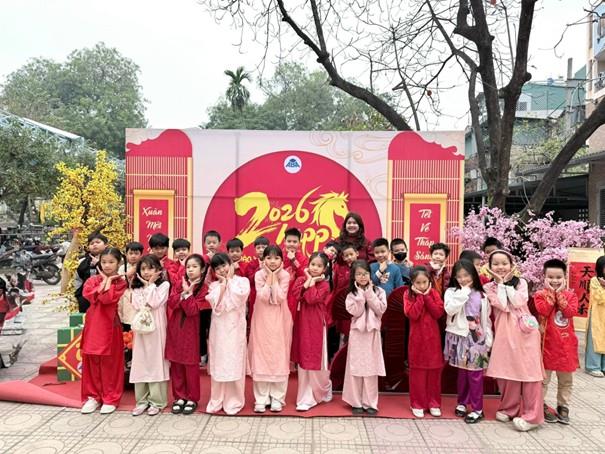 Khối 3 trường Tiểu học Hoàng Hoa Thám: Rộn ràng vui ngày hội bánh chưng xanh