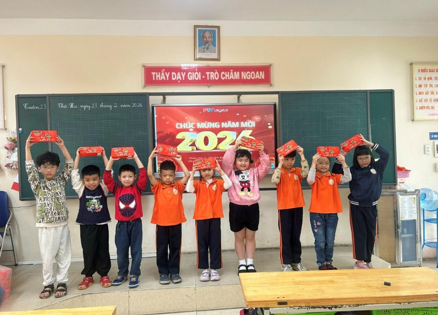 Lì xì đầu xuân tiếp thêm hứng khởi cho học sinh khối 2 trường Tiểu học Hoàng Hoa Thám ngày trở lại trường