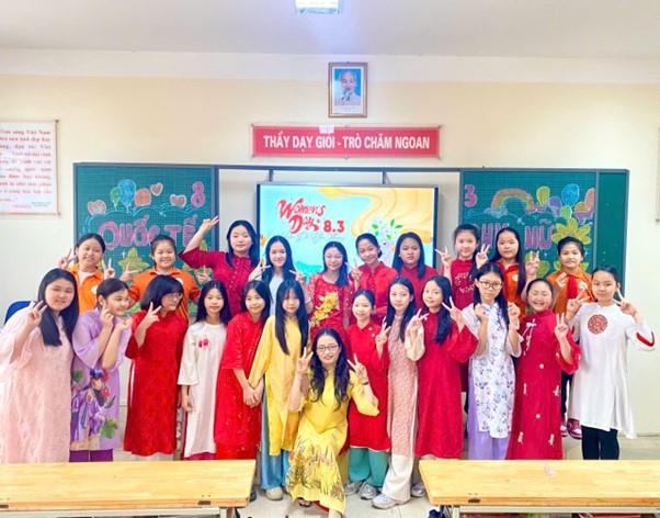 Gieo yêu thương qua những món quà nhỏ – Hoạt động ý nghĩa chào mừng ngày Quốc tế Phụ nữ 8/3 của học sinh Khối 5