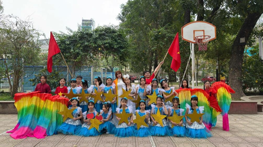 Tháng 3 yêu thương – Học sinh khối 4 trường Tiểu học Hoàng Hoa Thám lan tỏa tình cảm nhân ngày 8/3