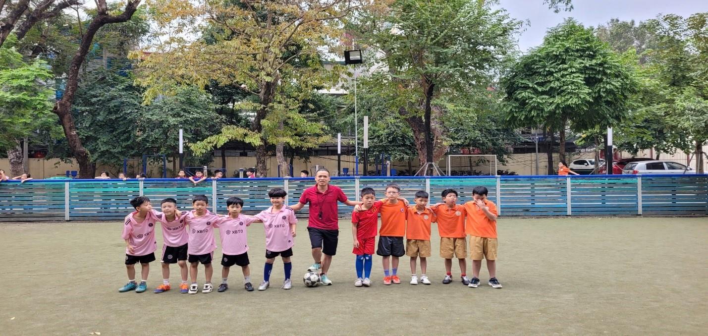 Tinh thần quả cảm của các cầu thủ Khối 2 trong giải Bóng đá Mini Nam.