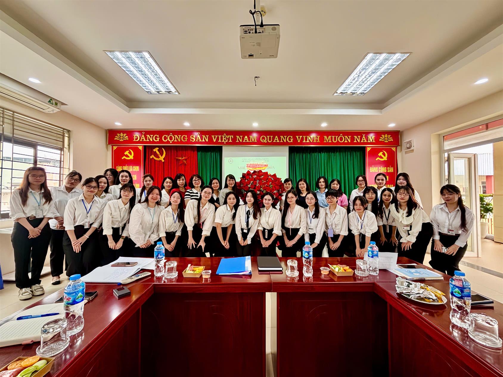 Đoàn giáo sinh năm 3 - khoa Sư phạm trường Đại học Thủ đô Hà Nội ra mắt thực tập sư phạm tại trường Tiểu học Hoàng Hoa Thám